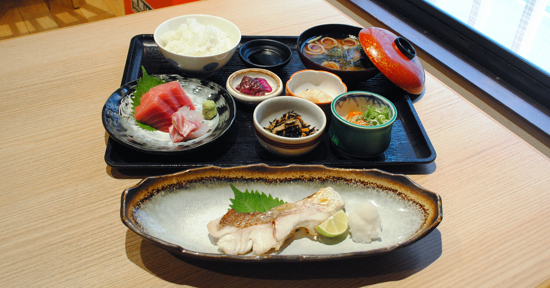 魚 食 処 一豊